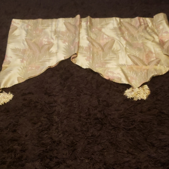 Only the valance and tiebacks left - Picture 4 of 4